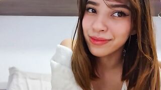 Joi para meninos com o brasileira Julie Oliver, que os guia até o orgasmo