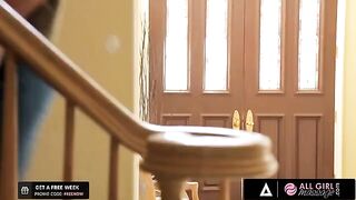 Riley Reid helps her bestie Carter Cruise practice to become a great masseuse
