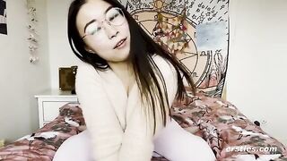 A young and extremely sexy Chinese girl made a masturbation video for us