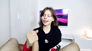 The girl in the car has no boyfriend, so she practices with her hiyouth