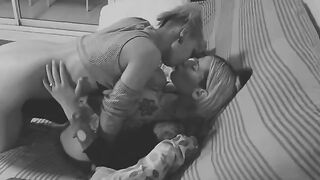 Meg Vicious y Blaze Rager comparten habitación y pasión en una escena intensa
