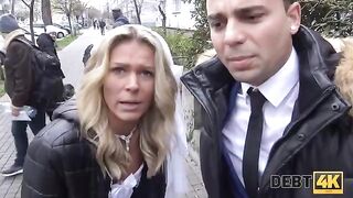 The blonde is having sex with a collector in front of her husband