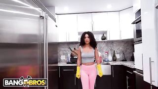 A lovely housekeeper, Luna, cleans the house and satisfies an intimate encounter