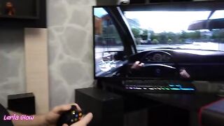 The girl distracted her boyfriend playing video games to fuck