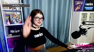 Skinloverss streamed herself on Twitch, donating herself during a stream
