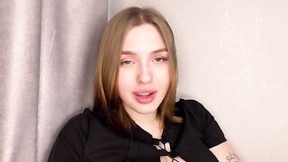 A cute girl with a juicy ass masturbates at home and reaches orgasm