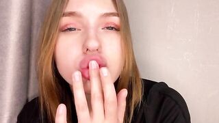 A cute girl with a juicy ass masturbates at home and reaches orgasm