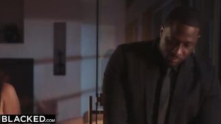 Daddy’s away, Jennie’s craving BBC in hardcore action