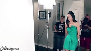 Two 18-year-old prom queens know how to finger