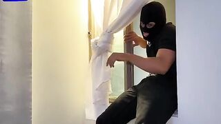 A thief broke into the house of Colombian MILF Lina Henao and they engaged in passionate action