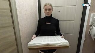 The courier was paid with her pussy for the pizza delivery