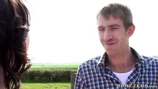 A juicy beauty has sex with a guy straight in the hay
