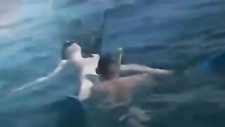 Underwater sex of aqualangists is very exciting to watch