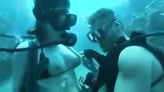Underwater sex of aqualangists is very exciting to watch