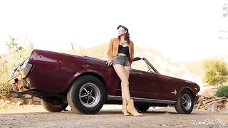 Two retro beauties worship each other's perfect asses