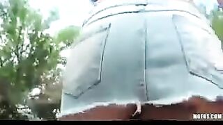 A hot brunette babe masturbates in the street, and it looks so fucking great!