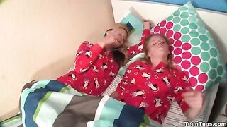Two sisters gave a blowjob to the guy’s cock