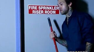A hot chick Abigail Mac fucked with a cleaner