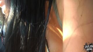 A beautiful girl made a blowjob right in the car