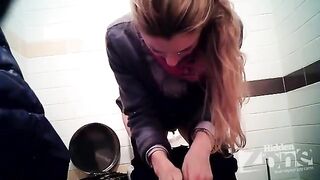 Camera installed in the toilet of the store, a daring couple gets caught
