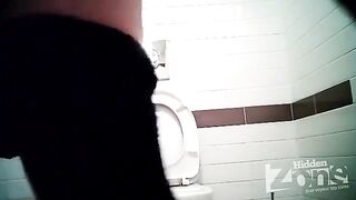 Camera installed in the toilet of the store, a daring couple gets caught