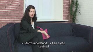 The agent had sex with a girl for 700 euros at the casting in this hot video