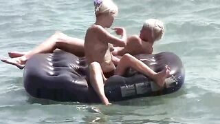 A girl is fucking on the mattress completely naked