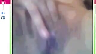 Girl spread her legs to show a large pussy in the chat