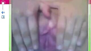 Girl spread her legs to show a large pussy in the chat