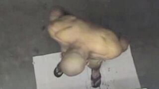 A naked man was spied on in the shower, it is embarrassing