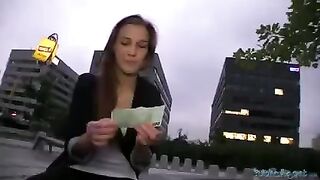 A girl agreed to have sex for money in the park