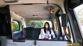 An Italian girl has sex with a guy in his car