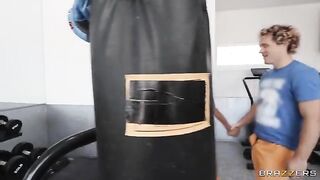 Vabbing squats with a girl directly in the face in the gym, it's the best