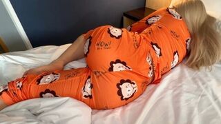 A girl in pajamas has a dream to be fucked early in the morning