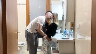The girlfriend of my brother closes herself in the bathroom and wants to be fucked. Italian dialogue