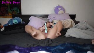 Horny foot fetish teen gets her toes sucked in a steamy solo session