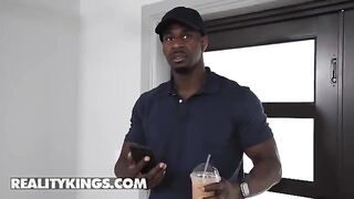 The sexy Valentina Jewels tries to seduce the delivery guy in steamy action