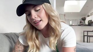 The barista was tempted by a customer and got intimate