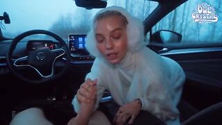 A pretty girl met a guy and sucked his dick in the car passionately
