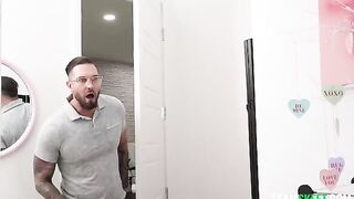 A man managed to escape from a complicated situation using only his tongue