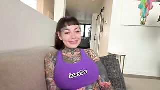 The woman with the split tongue fucks and does not forget to play