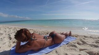 Girl with a great ass was picked up at the beach