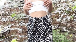 A stranger helps the brunette find her way and then things get hot-Squir7een